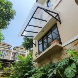 Kanopi Jendela Besi Hollow Atap Polycarbonate Transparan