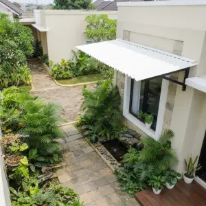 Kanopi Jendela Rangka Besi Hollow Atap Gelombang Putih [2]