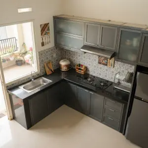 Kitchen Cabinet L-Shape Finishing Duco Abu dengan Countertop Granit Hitam
