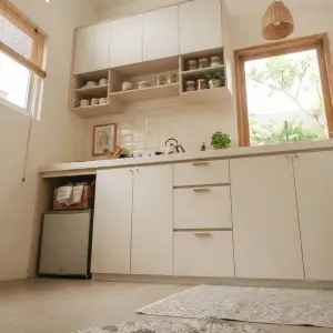 Kitchen Cabinet Minimalis Scandinavian dengan Rak Terbuka [3]