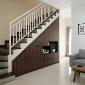Lemari Bawah Tangga Minimalis dengan Rak Display dan Laci