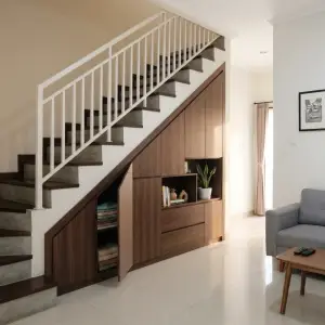 Lemari Bawah Tangga Minimalis dengan Rak Display dan Laci [4]
