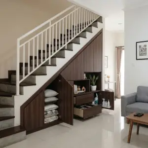 Lemari Bawah Tangga Minimalis dengan Rak Display dan Laci [5]