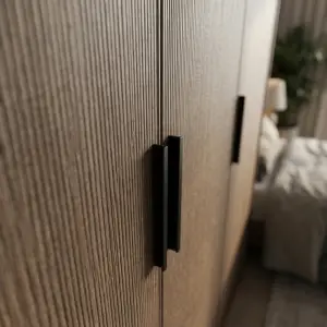Lemari Pakaian 3 Pintu Panel Alur Finishing Walnut [5]