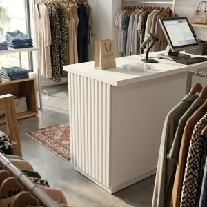 Meja Kasir Minimalis Slat Panel dengan Rak Display [3]