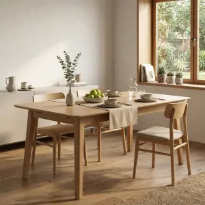 Meja Makan Kayu Solid Gaya Scandinavian dengan Kaki Lancip