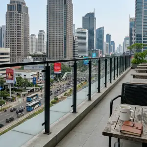 Railing Balkon Kaca Tempered Rangka Besi Hollow