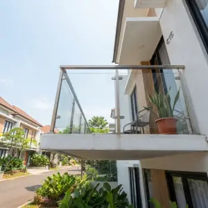 Railing Balkon Kaca Tempered Rangka Besi Hollow Finishing Powder Coat