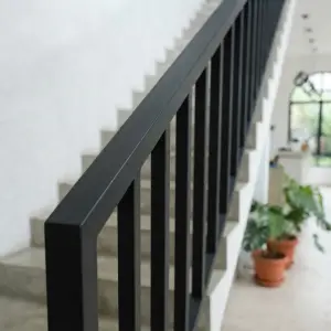 Railing Tangga Besi Hollow Vertikal Gaya Minimalis Modern