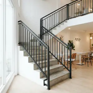 Railing Tangga Besi Minimalis dengan Anak Tangga Kayu