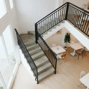 Railing Tangga Besi Minimalis dengan Anak Tangga Kayu [2]