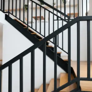Railing Tangga Besi Minimalis dengan Anak Tangga Kayu [4]