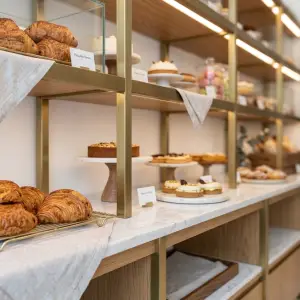 Rak Display Bakery Rangka Besi Finishing Brass dengan Kabinet Kayu [3]