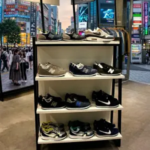 Rak Display Besi Kayu 4 Susun Rangka Trapesium