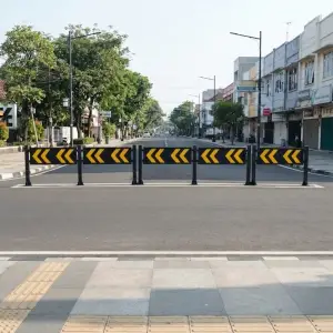 Road Barrier Besi Chevron Hitam Kuning [2]