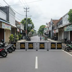 Road Barrier Besi Fabrikasi dengan Panel Tanda [3]